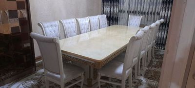 стол и стул гостиной