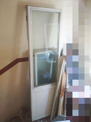 Деревянные окна и дверь