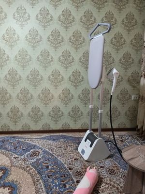 Паровой утюк с вешалкой