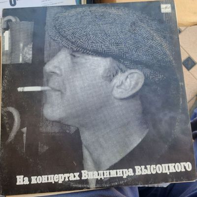 Виниловые пластинки разных исполнителей.