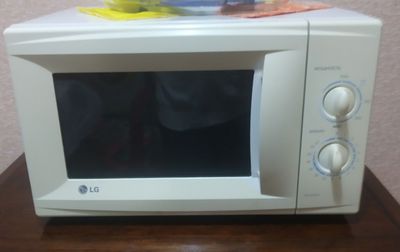 Микроволновки LG и Midea.