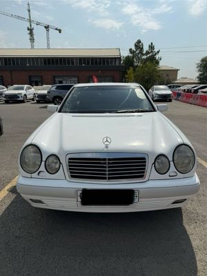 Mercedes benz 210 rangi oq zo'r holatda suyelari butun