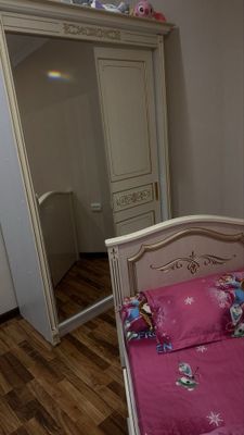 Bolalar krovati va shkafi sotiladi