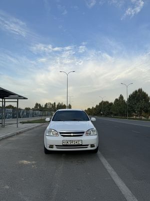 Lacetti 2010 sotiladi
