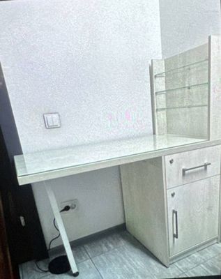 Б/у Стол маникюрный со стеклом