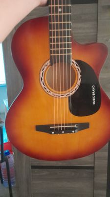 gitara akustic yangi chexoli bor