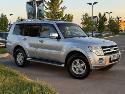 Продам Mitsubishi Pajero IV. Да, тот самый внедорожник.