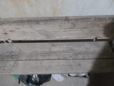 Скамейка деревянная старая.