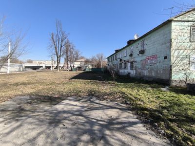 3 х ком. У метро. Первый этаж. В деревянном доме. Огород. Санузел разд