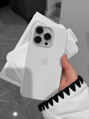 Белый чехол на iPhone 16 Pro Max