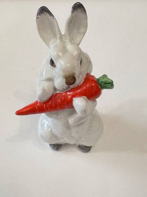 фарфоровая статуэтка Зайчик с морковкой ЛФЗ СССР