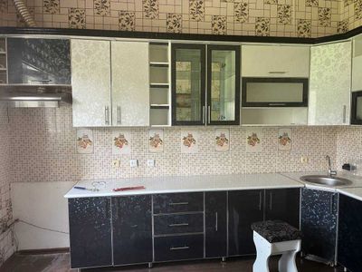 Ошхона гарнитури + юмшоқ бурчакча. Ҳаммаси бир тўпламда.