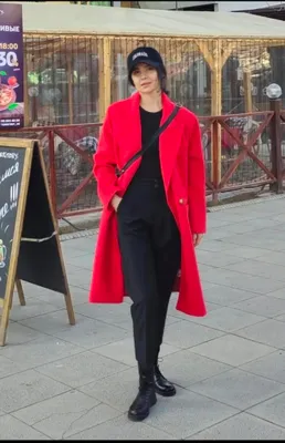 Пальто женское красного цвета