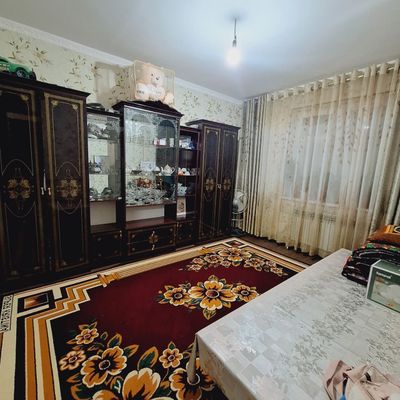 Кармана туманида 3 хонали 2 этажи домнинг 2 чи этажидан квартира сотил