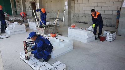 Бригада строителей каменщики штукатурщики бетонщики.