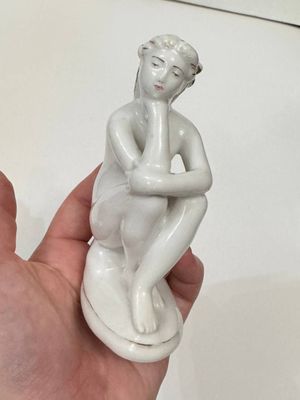 Фарфоровая статуэтка ЛФЗ девушка на камне купальщица