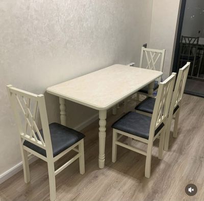 Стол и стулья хорошего качества