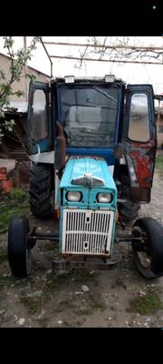 Traktor sotiladi