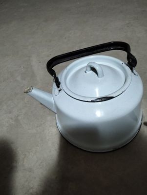 Эмалированный чайник и ведро
