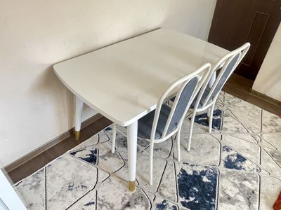 Кухонный стол и стулья