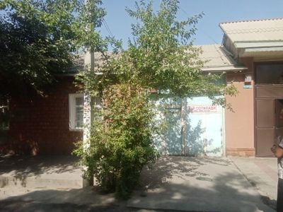 Жиззах Шахар марказида жойлашган ховли сотилади