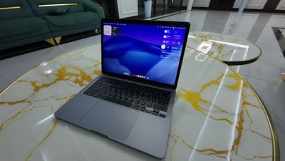 MacBook Pro M1 13" 8/256 — идеальное состояние, Touch Bar.