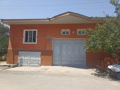 Hovli uy sotiladi