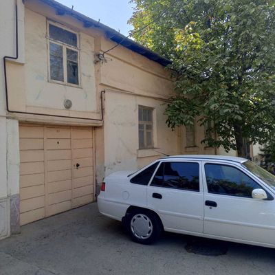 Eski xovli sotiladi. Shayxontohur tumani, Tinchlik ko'chasida.