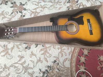 Gitara sotiladi hali yangi