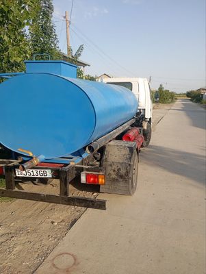 Ichimlik suvi tashiydigan mashina ISUZU