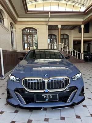 BMW i5 M 35L full option