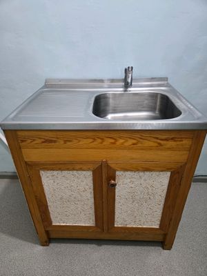 Мойка стальная с деревянной тумбой и смесителем