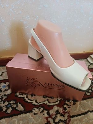 Tufli Razmer 38 narxi 130 kam kiylgan xoladi yaxshi