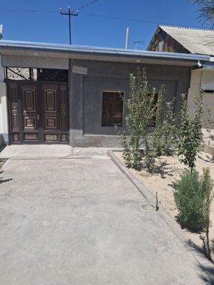 Yangiyoli sentrida hovli sotiladi