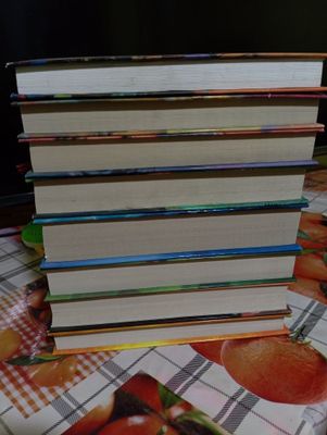продаю книги Гарри Поттера восемь частей
