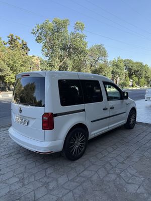 Wolks vagen Caddy sotiladi