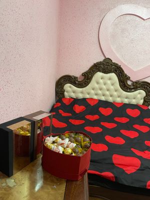 Kamod va gardirob 2 ta tumbasi ham bor