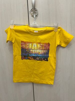Детская желтая футболка.