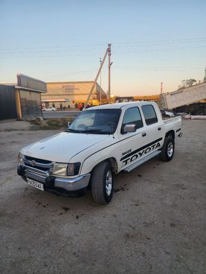 Toyota hilux сотилади .