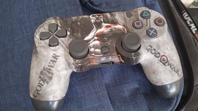 PlayStation 4 pult yaxshi ishlaydi zaryadi 6 soat