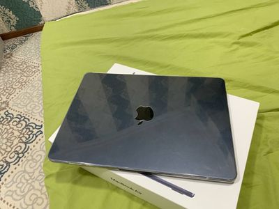 MacBook AIR 13.6-inch