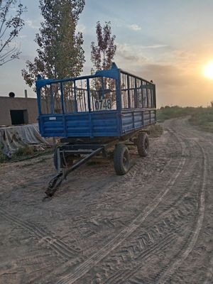 Traktor tirkama sotiladi