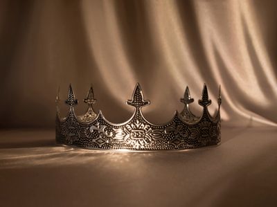 Мужская корона в золотом и серебряном цвете