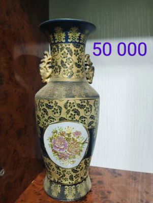 Продаётся 2 Вази и Портрет новый. Цена договорная.