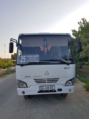 Isuzu avtobus np 37