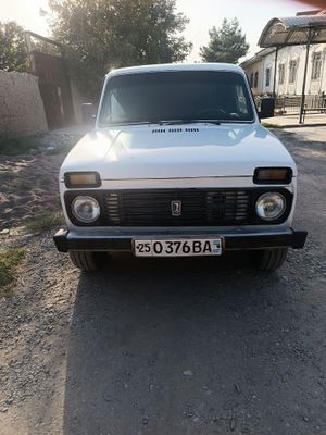 Нива 2121 сотилади