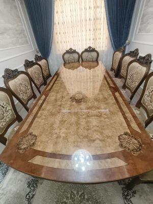 Стол стуллари билан сотилади.