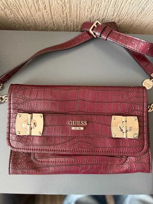 Роскошная сумка Guess цвета бургунди с тиснением под крокодила
