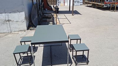 Табуретки, стол,