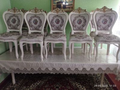 Mehmonxona uchun 12 talik stol va stullar to‘plami sotiladi